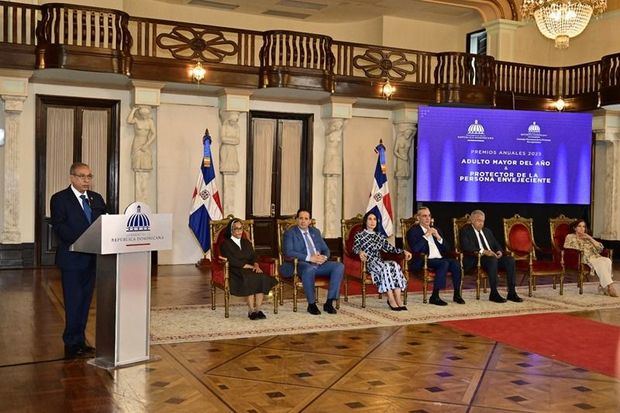 El director elecutivo del Conape Dr Vicente Ureña, se dirige a los presentes.