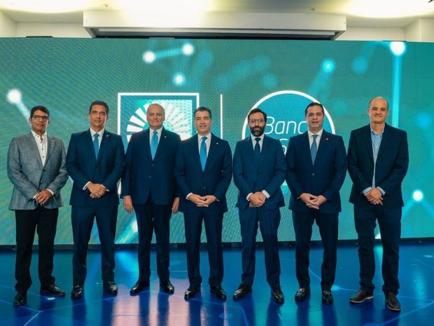 Desde la izquierda, los señores Franklin Vásquez, Francisco Ramírez, Luis E. Espínola, Christopher Paniagua, Andrés Caicedo, Robinson Bou y Álvaro Medina.