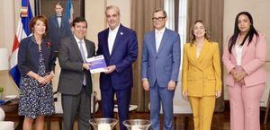 Presidente Abinader recibe propuesta de la CEPAL para mejorar el sistema de protección social en el país