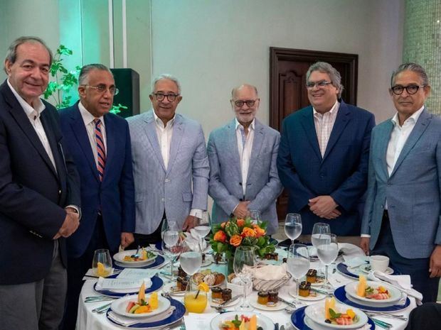 Empresarios y magistrados apoyando el desayuno.