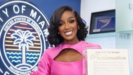 Amara La Negra con su proclamación oficial, que declara el 9 de octubre como su día.