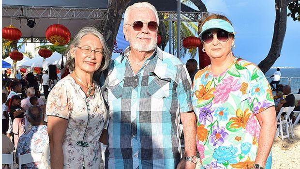 Clara Joa, Eduardo Klinger y su esposa Mayda Balmaseda.