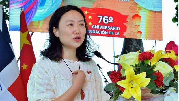 Zhou Yuqi, encargada de negocios de la Embajada de la República Popular China en RD, en representación del embajador Chen Luning.