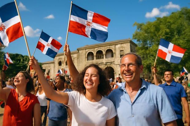 Celebraciones del Día de la Independencia en la plaza histórica de Santo Domingo con banderas y alegría colectiva.