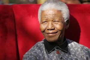 Sudáfrica y el mundo celebran la memoria de Nelson Mandela en su centenario. Fotografía de archivo que muestra a Nelson Mandela, el primer presidente de la democracia multirracial de Sudáfrica y premio Nobel de la Paz, mientras sonríe en su fiesta de cumpleaños en la fundación ''Nelson Mandela's Children Fund'', en Johannesburgo, Sudáfrica, el 20 de julio de 2005. EFE/Archivo 