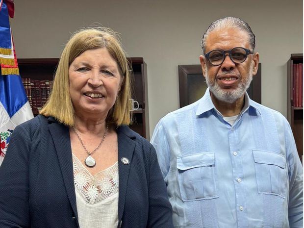 Modesto Guzmán recibe visita de Serrana Bassini Casco, quien fue secretaria general de la Unión Postal de las Américas, España y Portugal