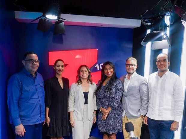 Conductores del programa Tribuna de la Verdad junto a la directora de Desarrollo Social Supérate, Gloria Reyes.