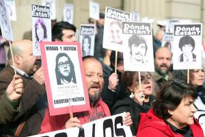 Familiares de víctimas del dictador Pinochet protestan frente a la casa de un represor liberado