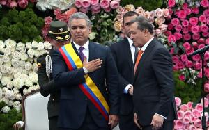 Duque asume la Presidencia de Colombia en tarde borrascosa llena de folclor