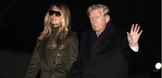 El presidente de Estados Unidos, Donald Trump, junto a la primera dama, Melania Trump, de regreso a la Casa Blanca.