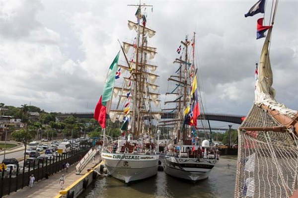 Buques escuela Cuauhtemoc de México (i) y Simón Bolívar de Venezuela