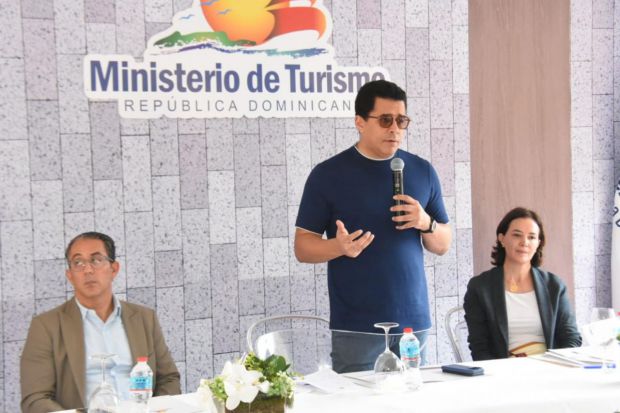 Ministro de Turismo reabre más calles en Ciudad Colonial y presenta obras de estabilización de monasterio de San Francisco.