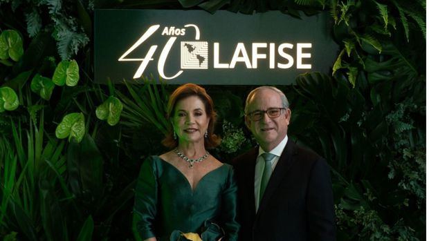 Roberto Zamora Llanes y Josefina Teran de Zamora.