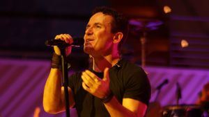 El cantautor colombiano Fonseca durante su presentacion del 40 aniversario del Banco Lafise.