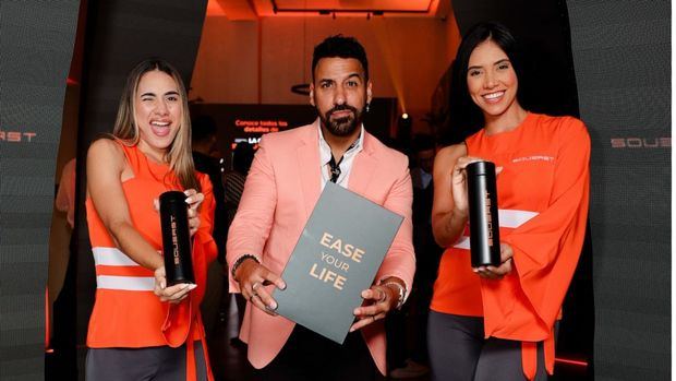 Jhoel López junto a modelos.