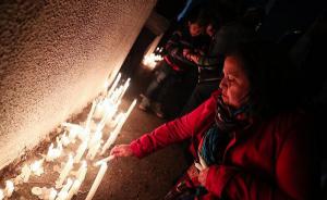 Iluminan con velas el primer centro de detención tras el golpe militar de Pinochet