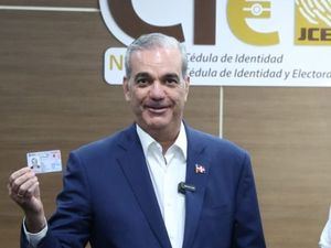 Presidente Abinader recibe primera cédula biométrica de la nueva generación.