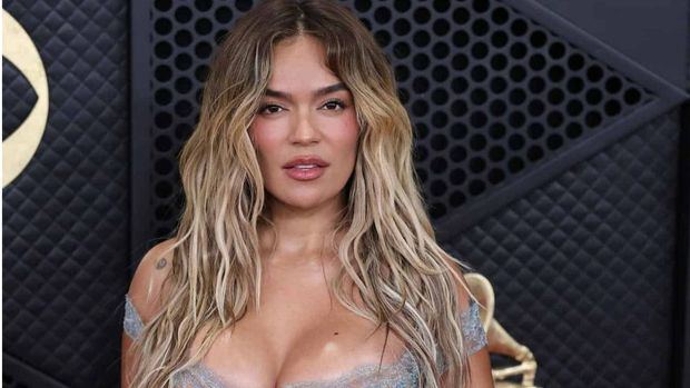 Plumas y transparencias marcaron la alfombra roja de los Grammy.