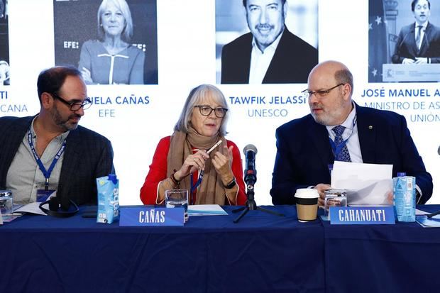 La presidenta de la agencia EFE, Gabriela Cañas, el vicepresidente primero de la Sociedad Interamericana de Prensa (SIP), Michael Greenspon (i), y el presidente de esta entidad, el hondureño Jorge Canahuati, participan este jueves en Madrid en la 78 Asamblea General de la SIP.