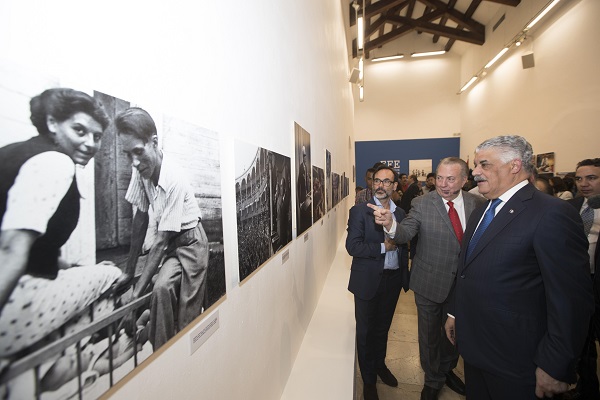 El presidente de EFE, Fernando Garea, el ministro de Cultura, Eduardo Selman, y el ministro de Relaciones Exteriores, Miguel Vargas, observan fotografías durante la apertura de la exposición 