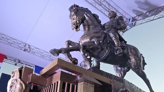 La primera estatua ecuestre de Duarte del país está ubicada en la intersección de las avenidas 27 de Febrero y Jiménez Moya.