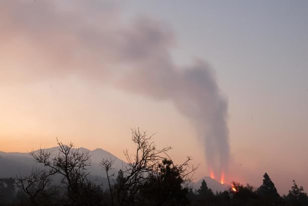 Imagen de la erupción de Cumbre Vieja, en La Palma, tomada desde el barrio de Tacande, en el municipio de El Paso, en el amanecer de su décimo noveno día de actividad.