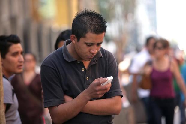 Violencia, guerra y tecnología impactan en salud mental de los jóvenes
Un joven observa su teléfono en Ciudad de México (México).