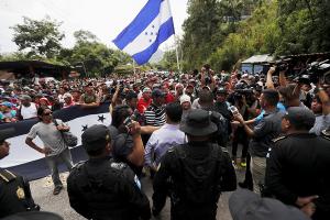 Caravana hondureña de migrantes cruza frontera de Guatemala