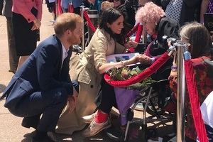 Saludo al público asistente en su recorrido