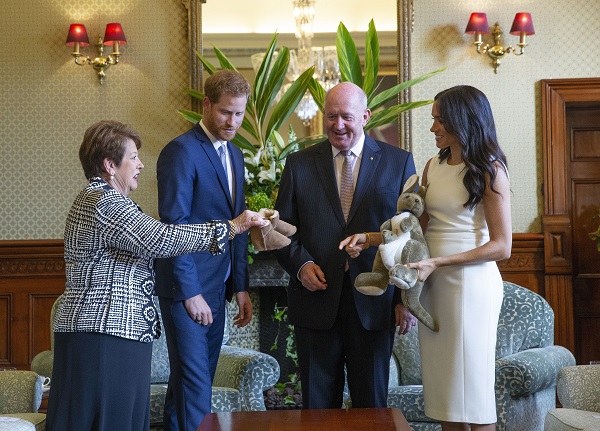  Peter Cosgrove y su esposa entregando el regalo