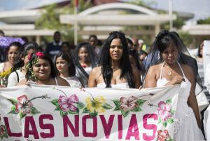 Centenar de dominicanas vestidas de novia marchan contra violencia de género