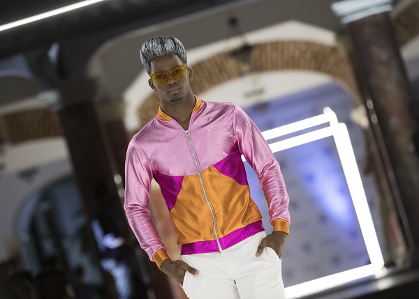 Un modelo luce una creación del diseñador dominicano José Jhan