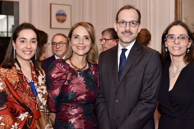 Al Centro María Eugenia Mañón Brown y el embajador David Puig