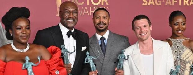 Wunmi Mosaku, Delroy Lindo, Michael B. Jordan, Jack O'Connell y Jayme Lawson celebran el Actor Award a Mejor Reparto por 'Pecadores'.