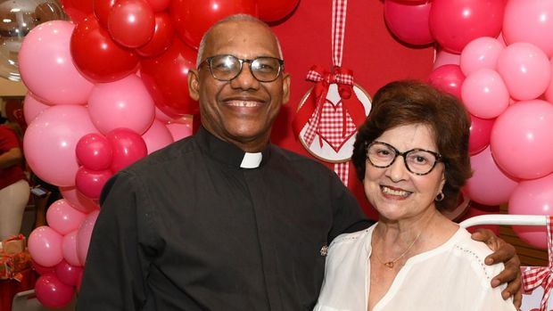 Padre Melvin Arias y Vicky Acra.