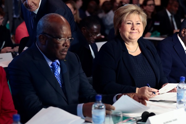 El presidente de Burkina Faso, Roch Marc Christian Kaboré (i), y la primera ministra noruega, Erna Solberg (d), participan una conferencia sobre sanidad en países en vías de desarrollo durante un evento del Servicio Mundial de Financiamiento