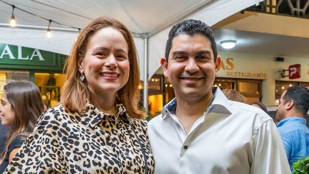 Anya del Toro de Alvarez y Alan Alvarez.