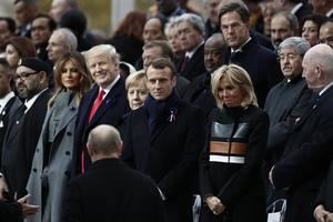  para asistir a la ceremonia conmemorativa del Jefes de Estado en la ceremonia del centenario del armisticio entre las Potencias Aliadas y Alemania de la Primera Guerra Mundial en el Arco de Triunfo de París. E