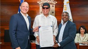 Ayuntamiento de Santiago declara a Fernando Villalona como Hijo Adoptivo de la ciudad