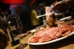 Jamón serrano español y vino chileno, un tándem sin fisuras para el paladar