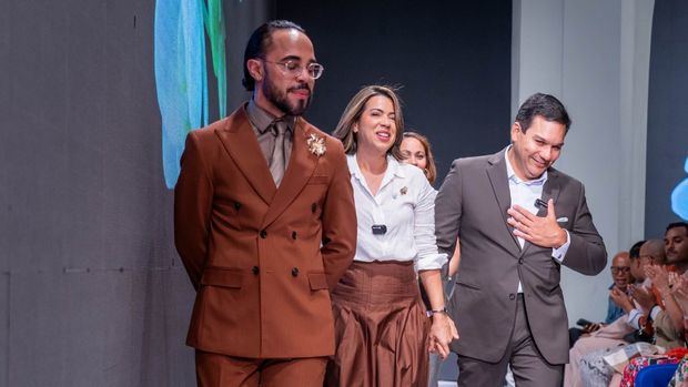 Lil Cespedes y Carlos Gonzalez junto a su equipo al final del desfile.