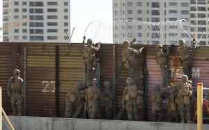 Trump autoriza a militares desplegados en la frontera con México a proteger a sus patrullas 