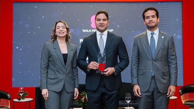 Gloria Reyes, ministra de la Mujer galardonado Francisco Franco, miembro de la Cámara de Cuentas y Omar Fernández Senador del Santo Domingo.