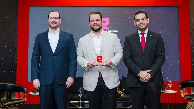 Orlando Jorge Villegas recibe reconocimiento por parte de Radhames Martines y Jaime Senior, ambos expresidentes de ANJE