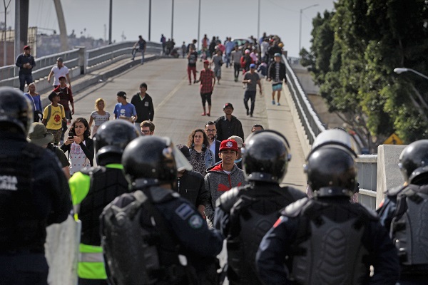 Policía Federal de México deteniendo a migrantes centroamericanos