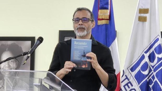 José Carvajal, presentador de la obra.