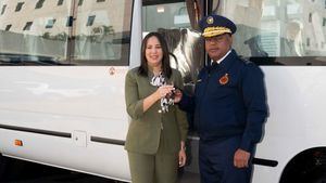 Alieska Díaz, vicepresidenta ejecutiva senior administrativa de Banreservas, hace entrega de las llaves del minibús al general José Luis Frómeta Herasme, intendente del Cuerpo de Bomberos del Distrito Nacional.