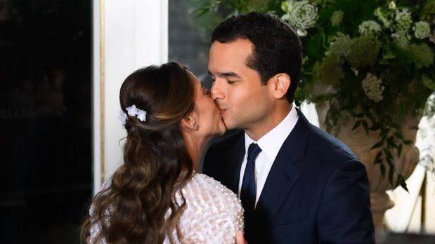 Nuevas fotos revelan el romántico beso de Omar Fernández y Alexia Rubio en su boda.