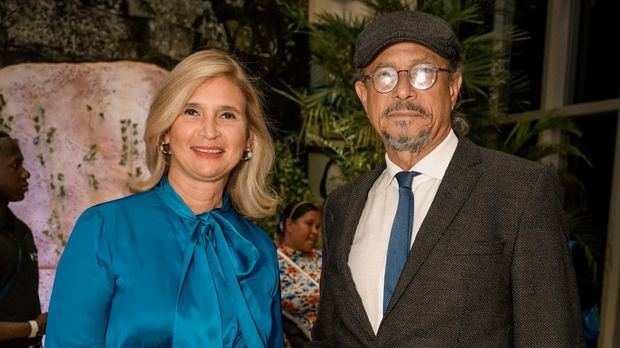Monika Despradel, presidenta de la Fundación Nido de Ángeles y su esposo José Antonio Rodríguez, ex ministro de Cultura durante el Devocional Musical Interreligioso de Pascua Él vive! realizado en el Aula Magna de la Universidad Autónoma de Santo Domingo (UASD).