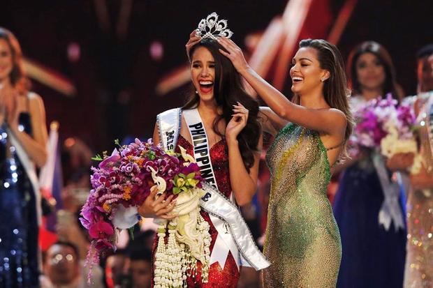 La nueva Miss Universo 2018, la filipina Catriona Gray (i) es coronada por su antecesora Miss Universo 2017, la sudafricana Demi-Leigh Nel-Peters (d) en Bangkok.